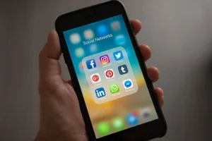 jak podłączyć telefon z telewizorem?