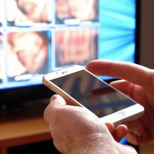 Jak udostępnić ekran z iphone na tv?